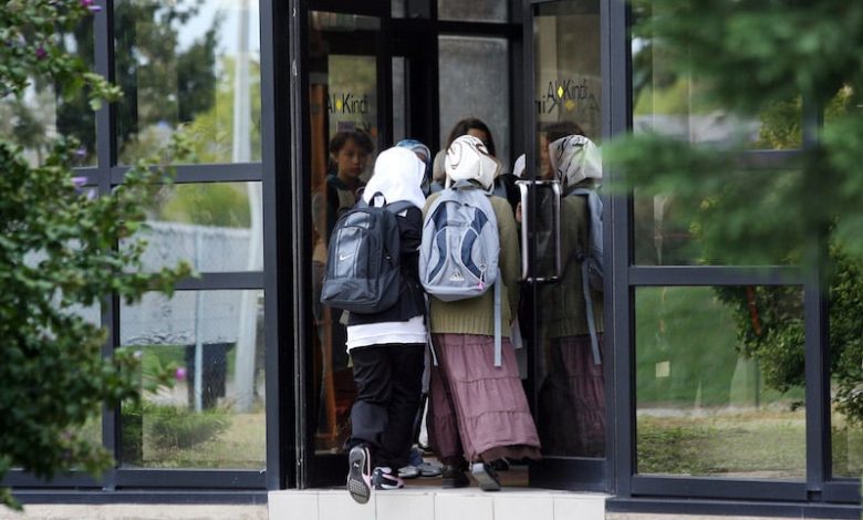 منع ارتداء العباءة بالمدارس يسائل ‬تدبير فرنسا لإشكالية التعددية الدينية