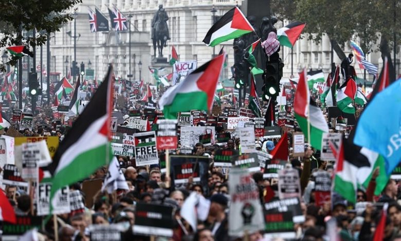 حوالي 100 ألف متظاهر يشاركون في مسيرة مؤيدة للفلسطينيين وسط لندن