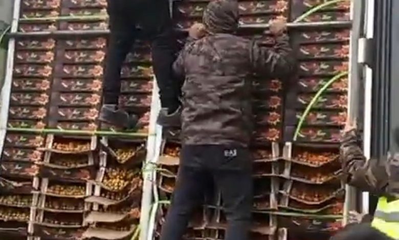 مزارعون إسبان يعتدون على شاحنة مغربية محملة بالطماطم متوجهة إلى بريطانيا